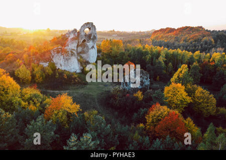 Einen Panoramablick auf die einzigartige Okiennik Rock in Polen mit einem großen natürlichen Fenster Stockfoto