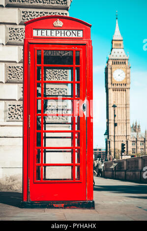 Londons ikonischen Telefonzelle mit dem Big Ben Clock Tower im Hintergrund Stockfoto