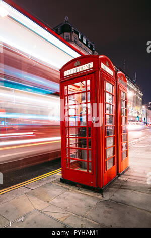 Leichte Spuren eines Double Decker Bus neben dem ikonischen Telefonzelle in London Stockfoto