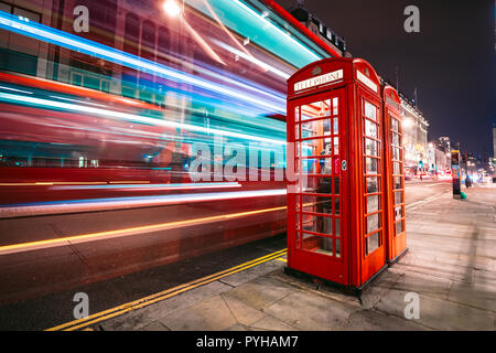 Leichte Spuren eines Double Decker Bus neben dem ikonischen Telefonzelle in London Stockfoto