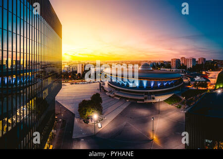 KATOWICE, Polen - 18. SEPTEMBER 2018: Epic Sonnenuntergang über moderne Stadt Zentrum von Kattowitz mit der berühmten Spodek Sporthalle Stockfoto