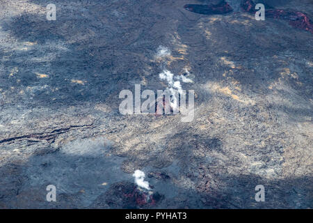 Aktive Risse in Leilani Estates, Big Hawaii Insel. Durch die jüngsten Lavastrom umgeben, rot Magma ist sichtbar; weiße vulkanisches Gas steigt aus den Luftdüsen Stockfoto