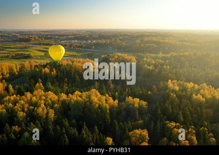 Bunten Heißluftballon über Wälder rund um Vilnius City an sonnigen Herbst Abend fliegen. Vilnius ist eine der wenigen europäischen Hauptstädten, wo Stockfoto