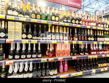 Samara, Russland - 24. März 2018: alkoholische Getränke Showcase an der Kette SB-Warenhaus. Stockfoto