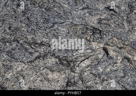 Luftaufnahme von Puu Ooo vulkanischer Lava Feld. Die Oberfläche des Pahoehoe-lava ist Wirbelte und zerknittert, Silber reflektierende. Riesige Risse von der Kühlung. Stockfoto