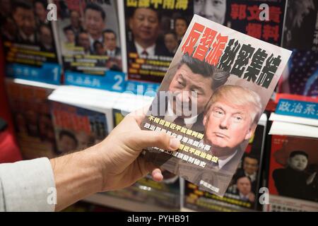 Ein Buch über das Verhältnis zwischen US-Präsident Donald Trump und die chinesischen Führer Xi Jinping auf Verkauf in einem Buchladen in Hong Kong Flughafen gesehen. Stockfoto