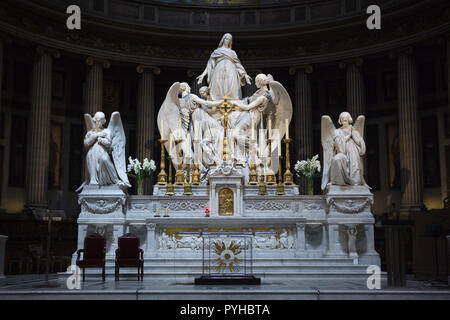 Annahme der Heiligen Maria Magdalena. Marmorstatue von französischen Bildhauer Carlo Marochetti auf dem Hochaltar der Kirche Madeleine (Église de la Madeleine) in Paris, Frankreich. Stockfoto