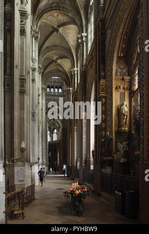 Gotische Kirchenschiff der Kirche von Saint Eustache (Église Saint-Eustache) in Paris, Frankreich. Stockfoto
