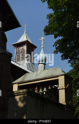 Glockenturm des Heiligen Sergius Kirche (Paroisse Saint-Serge-de-Radonège) in der Rue de Crimée in Paris, Frankreich. Die Russische Orthodoxe Kirche wurde von russischen Künstler Dmitri Stelletsky wurde von russischen Emigranten im Jahre 1925 gebaut. Die Kirche ist jetzt beherbergte die St. Sergius orthodoxen theologischen Institut (Institut de Théologie Orthodoxe Saint-Serge). Stockfoto