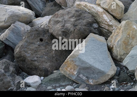 Riesige Steine liegen auf dem Meer der Küste von Unschärfen in Imereti Bay Sotschi zu schützen. Stockfoto