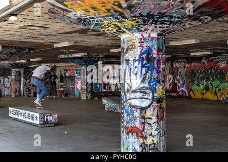 Street Art und Graffiti auf der Southbank in London Stockfoto