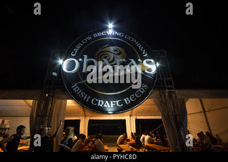 Belgrad, SERBIEN - 19. AUGUST 2018: Giant Logo von O'Hara Bier auf einen im Sommer geöffneten Bar. O'Hara's, Teil der Carlow Brauerei Group ist ein irisches Bier p Stockfoto