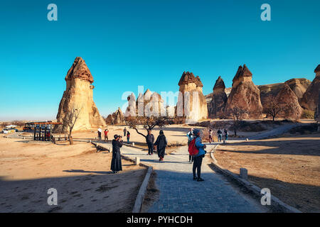 Touristen besuchen Pasabag als vulkanischen Felsen (Feenkamine in Kappadokien, Türkei bekannt. Stockfoto