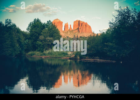 Vintage getönten Landschaft von Cathedral Rock und Oak Creek in Arizona Stockfoto