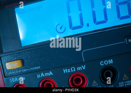 Elektronische Messgeräte. Funktionsgenerator und Multimeter Messgerät für die Messung der Spannung Stockfoto