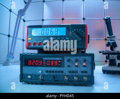 Elektronische Messgeräte. Funktionsgenerator und Multimeter Messgerät für die Messung der Spannung Stockfoto