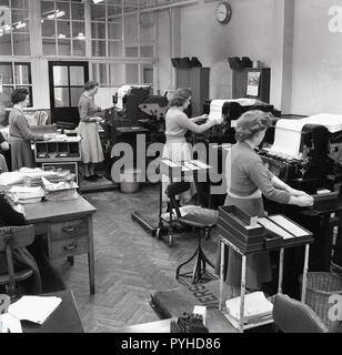 1950, historische, Frauen mit großen industriellen hinzufügen oder die Berechnung der Maschinen in einem Büro, England, UK Personal. In größeren Unternehmen diese industriellen sortierte Maschinen, die kombiniert grundlegende Berechnung mit Druck für die Abrechnung und Rechnungsstellung verwendet wurden. Stockfoto