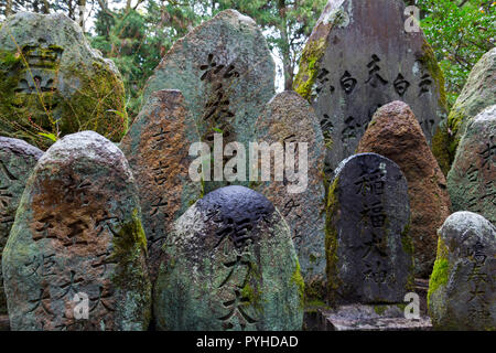 Japanischer Text 'kanji' in Steinen in Kyoto, Japan geschnitzt Stockfoto