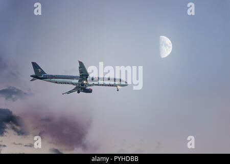 Ostia, Roma Italien 26. August 2018, JY-AYR Royal Jordanian Airbus A320-232 mit einer Tageslicht Mond im Himmel im Hintergrund Stockfoto