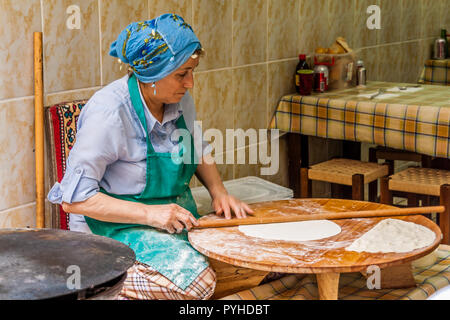 Frau Roll-out Gebäck für Gözleme, eine Art Pfannkuchen, in Istanbul, Türkei. Stockfoto