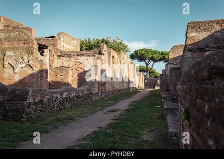 Casting Shadows auf Ruinen der Antiken Ostia Ausgrabungen Stockfoto