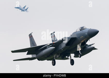 Eine McDonnell Douglas F-15E Strike Eagle Kampfjet der United States Air Force auf der Airbase in Leeuwarden in den Niederlanden. Stockfoto