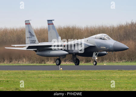 Eine McDonnell Douglas F-15E Strike Eagle Kampfjet der United States Air Force auf der Airbase in Leeuwarden in den Niederlanden. Stockfoto