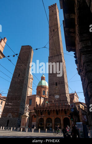 Italien, Bologna, 22.10.2018: Die beiden Türme von Bologna, Garisenda Turmes auf der linken und der Asinelli Turm auf der rechten Seite Stockfoto