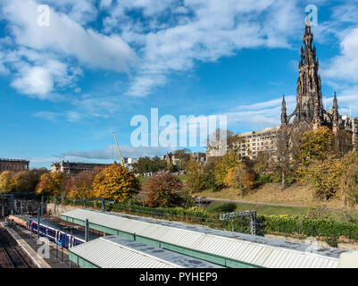 Die Princes Street Gardens und Scott Monument, das über dem Bahnhof Waverley Princes Street Gardens Edinburgh Schottland Großbritannien Stockfoto