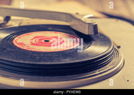 Vintage Record Player und ein paar Schallplatten Stockfoto