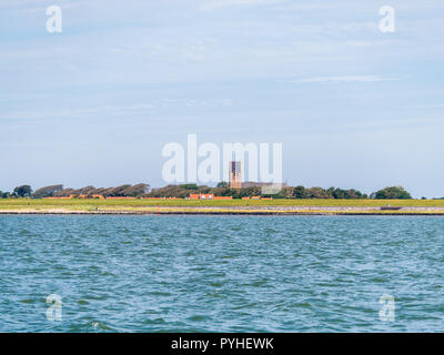 Blick auf die Kirche von Hollum und die Küste von Ameland Insel im Wattenmeer, Friesland, Niederlande Stockfoto