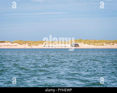 Beach Club und Dünen an der Küste von Ameland Insel im Wattenmeer, Friesland, Niederlande Stockfoto