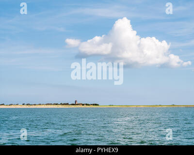 Blick auf die Kirche von Hollum und die Küste von Ameland Insel im Wattenmeer, Friesland, Niederlande Stockfoto