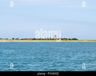 Blick auf die Kirche von Hollum und die Küste von Ameland Insel im Wattenmeer, Friesland, Niederlande Stockfoto