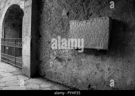 Pompeji Amphitheater unterzeichnen und Eingang in Schwarz und Weiß Stockfoto