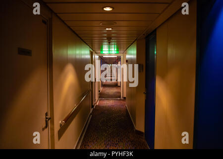 Langen Korridor der Kreuzfahrtschiff, gelben Wänden und blauen Türen Stockfoto