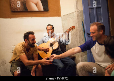 Zenon Melchor Getränke mezcal während Gitarre spielen in der Mezcal bar Los Amantes in der Mitte der Stadt von Oaxaca, Mexiko, 6. Oktober 2015. Stockfoto