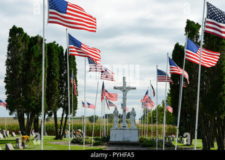 USA, Iowa, Epworth, nationale Flagge der Vereinigten Staaten über die katholischen Friedhof, gekreuzigten Christus Jesus am Kreuz, Memorial Day, Hintergrund, Hintergründe, Sterne und Streifen Stockfoto