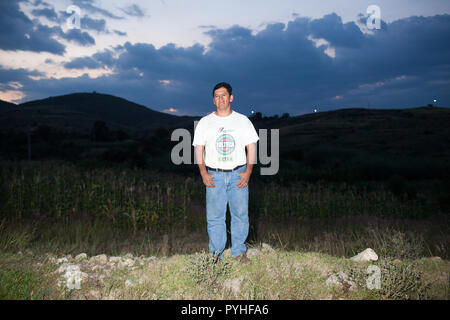 Eduardo "Lalo" Angeles, Inhaber der Lalocura Mezcal, Spaziergänge durch ein Feld außerhalb des Dorfes Santa Catarina Minas, Oaxaca, Mexiko, Montag, 5. Oktober 2015. Stockfoto