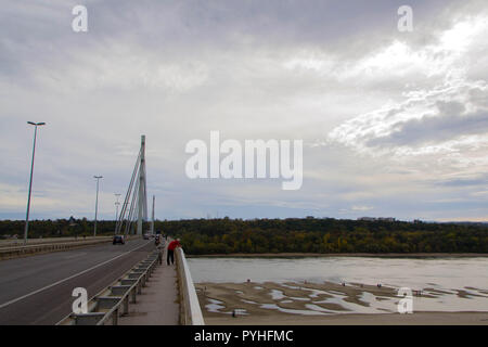 Foto von einem Strand am Fluss von der Brücke und der Straße auf der Brücke. Donau. Stockfoto