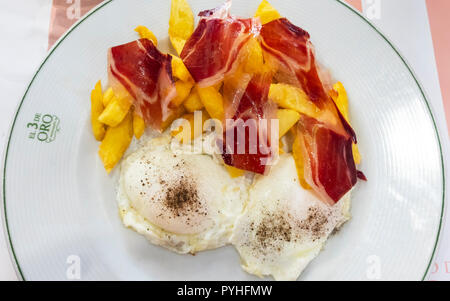 Schinken und Eier mit Pommes, Sevilla Stil Stockfoto