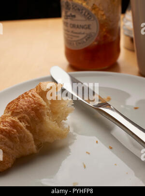 Kontinentales Frühstück mit frischen Croissants und Honig, auf weissem leinen Tischdecke Stockfoto