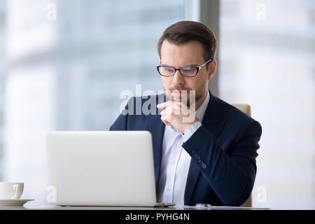Ernste und nachdenkliche Menschen am Arbeitsplatz im Büro Stockfoto