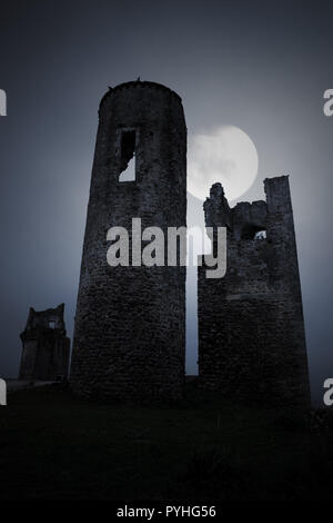 Moonlit gotischen Landschaft mit entfernten spooky militärischen europäischen Ruinen (einige digitale Korn hinzugefügt) Stockfoto