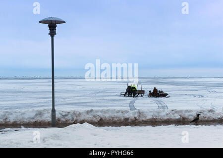 März 10, 2018, Nida, Klaipeda County, Litauen, Fischer auf Schneemobilen, winter Angeln auf Eis der Teich Stockfoto