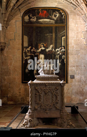 Lisboa, Portugal - 5. März 2014: das Grab des Dichters Luis Vaz de Camões gegen einen schönen alten religiösen Malerei. Kloster Jeronimos. Stockfoto