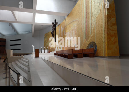 Fatima, Portugal - 23. Juli 2014: Altar der neuen Kirche Santissima Trindade Stockfoto