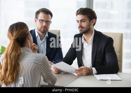 Zwei hr-Manager mit Unglauben an weibliche Bewerber. Stockfoto