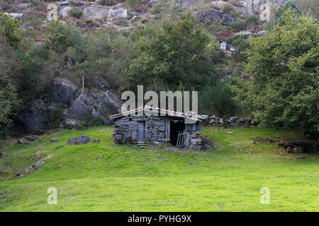 Granit Hütte am Fuß eines Hügels aus Peneda Geres National Park im Norden Portugals Stockfoto