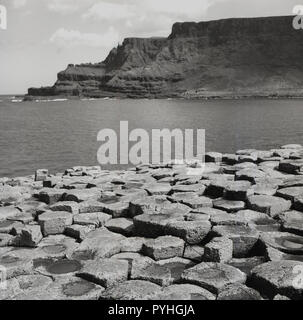 1950, historische, die einzigartige Basaltsteine an der Küste an der Giant's Causeway in Co Antrim, Nordirland. Diese basaltsäulen waren ormed durch einen Vulkanausbruch, der die rasche Abkühlung von Lava auf der Oberfläche der Erde. Stockfoto